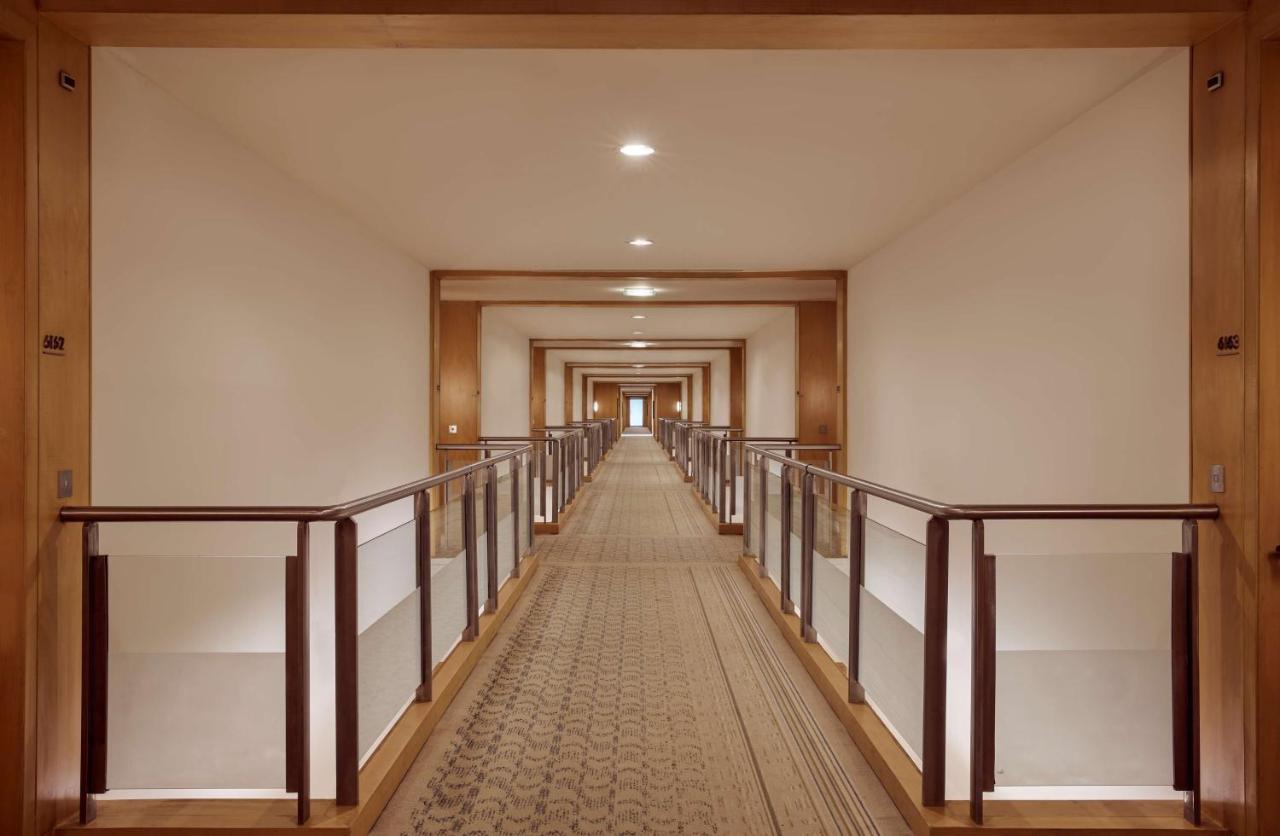 Grand Hyatt Mumbai Hotel And Residences Esterno foto A corridor at the hotel