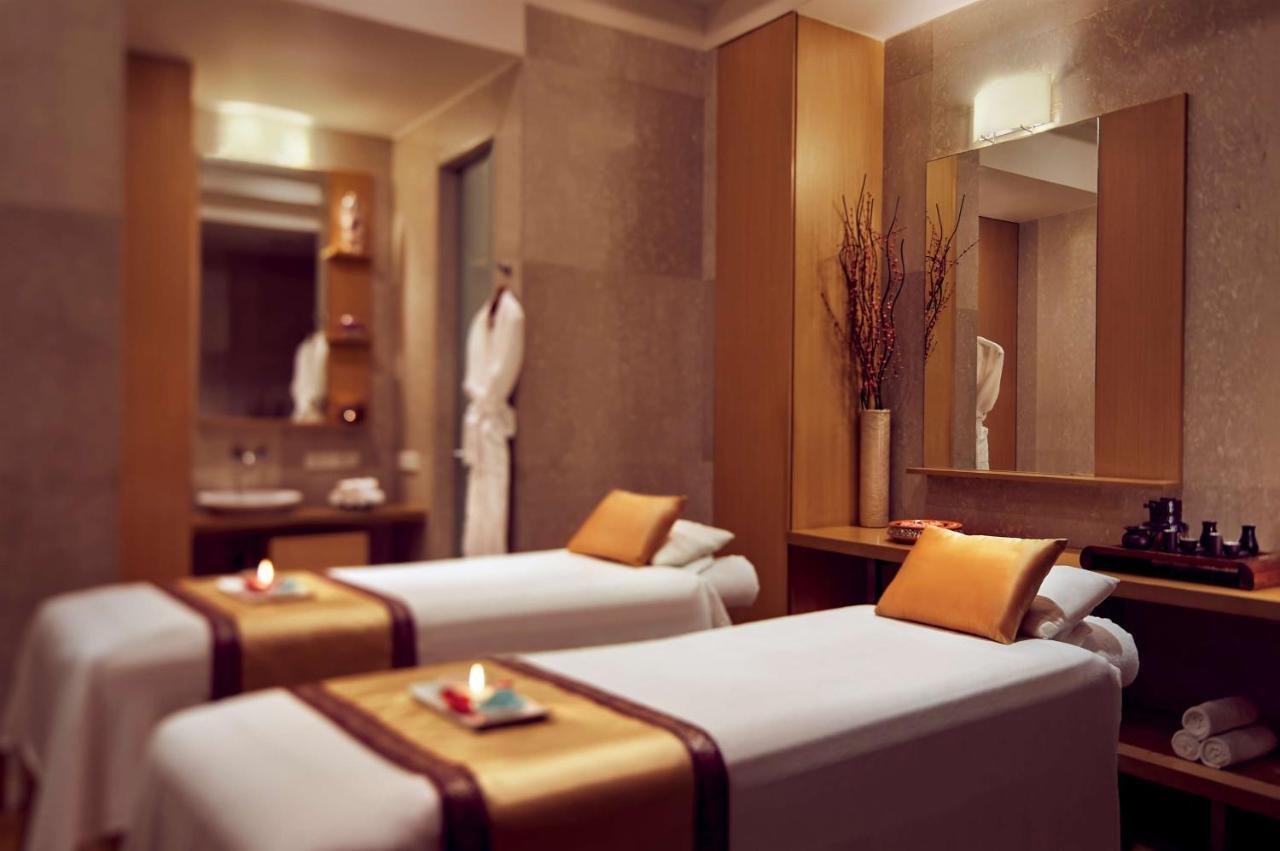 Grand Hyatt Mumbai Hotel And Residences Esterno foto A spa treatment room