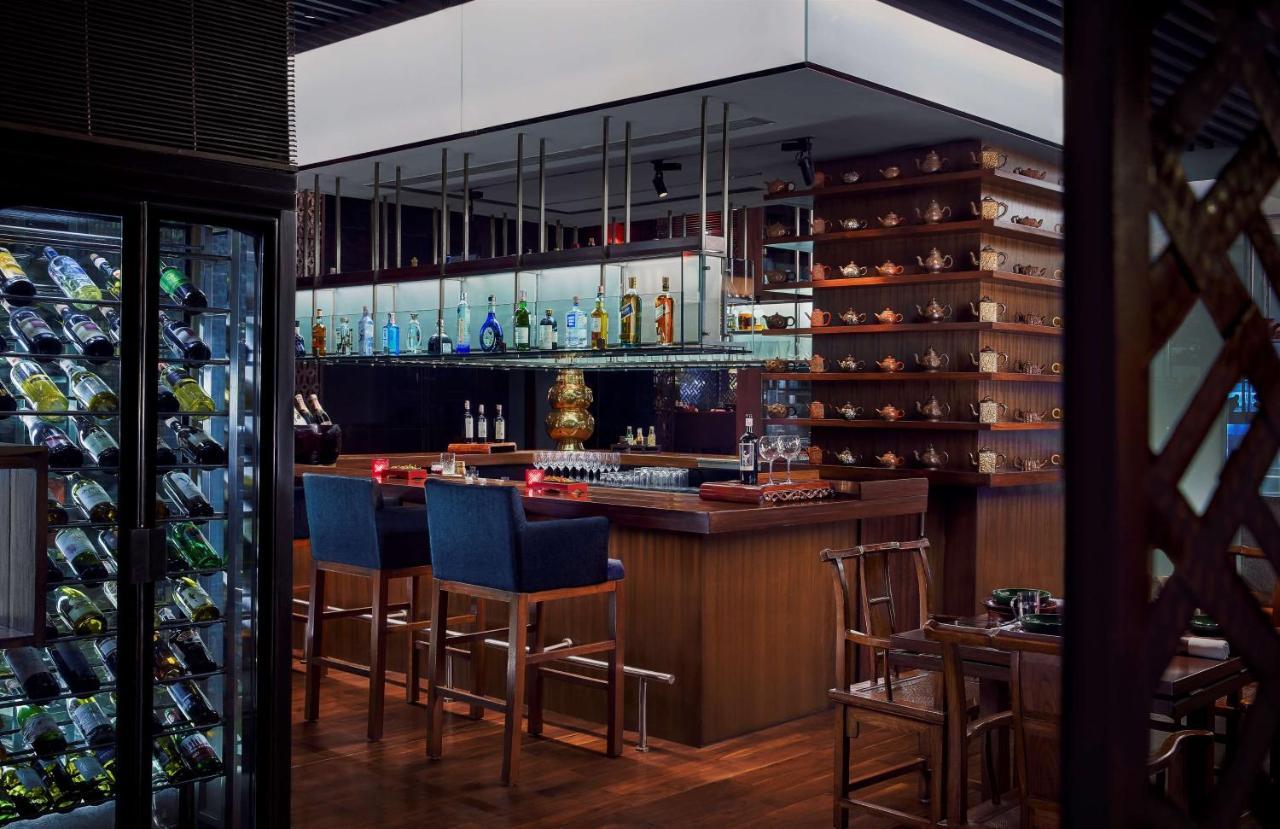 Grand Hyatt Mumbai Hotel And Residences Esterno foto The bar at the restaurant