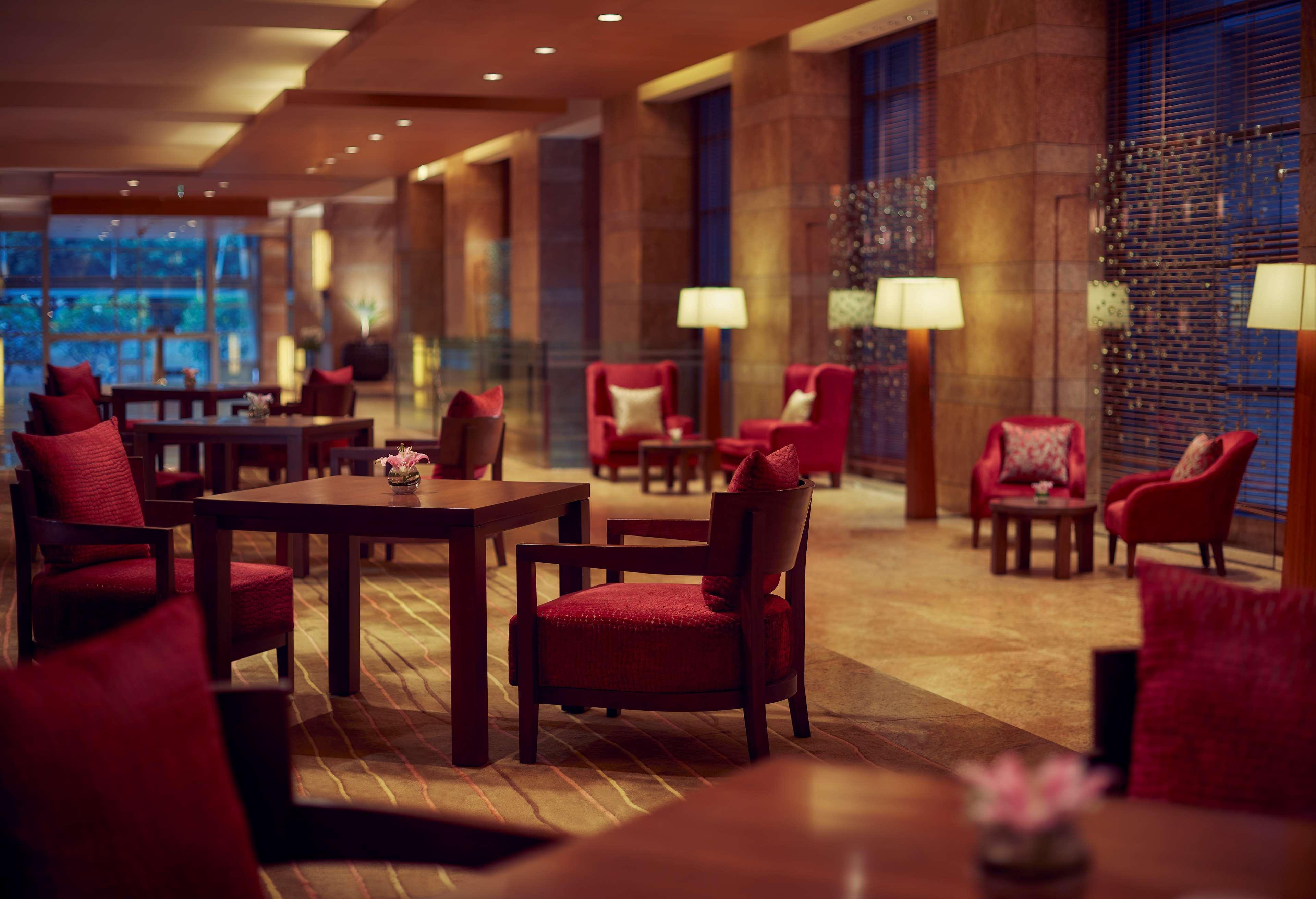 Grand Hyatt Mumbai Hotel And Residences Esterno foto The Lounge at the airport