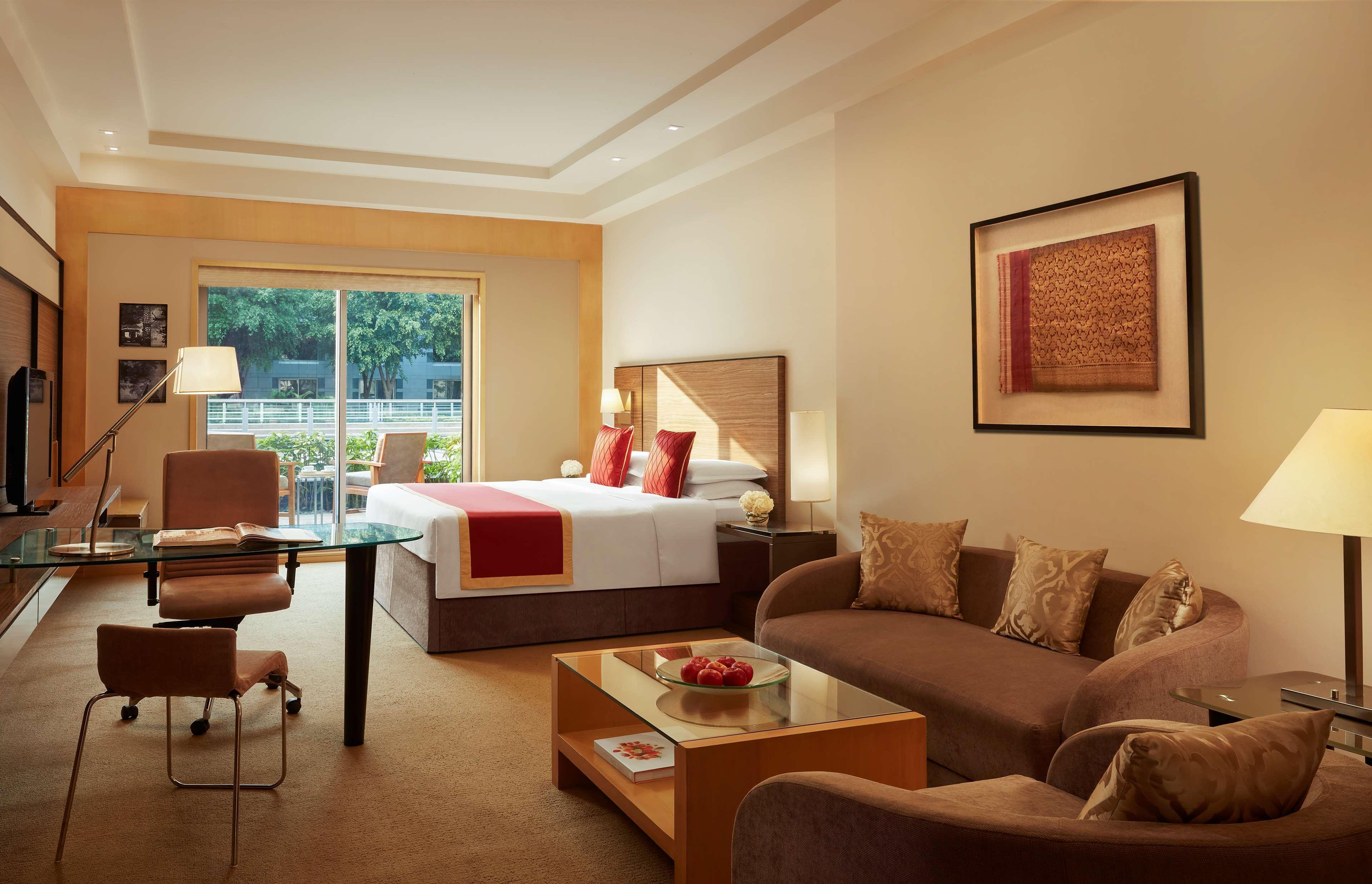 Grand Hyatt Mumbai Hotel And Residences Esterno foto A suite at the Taj Bengal