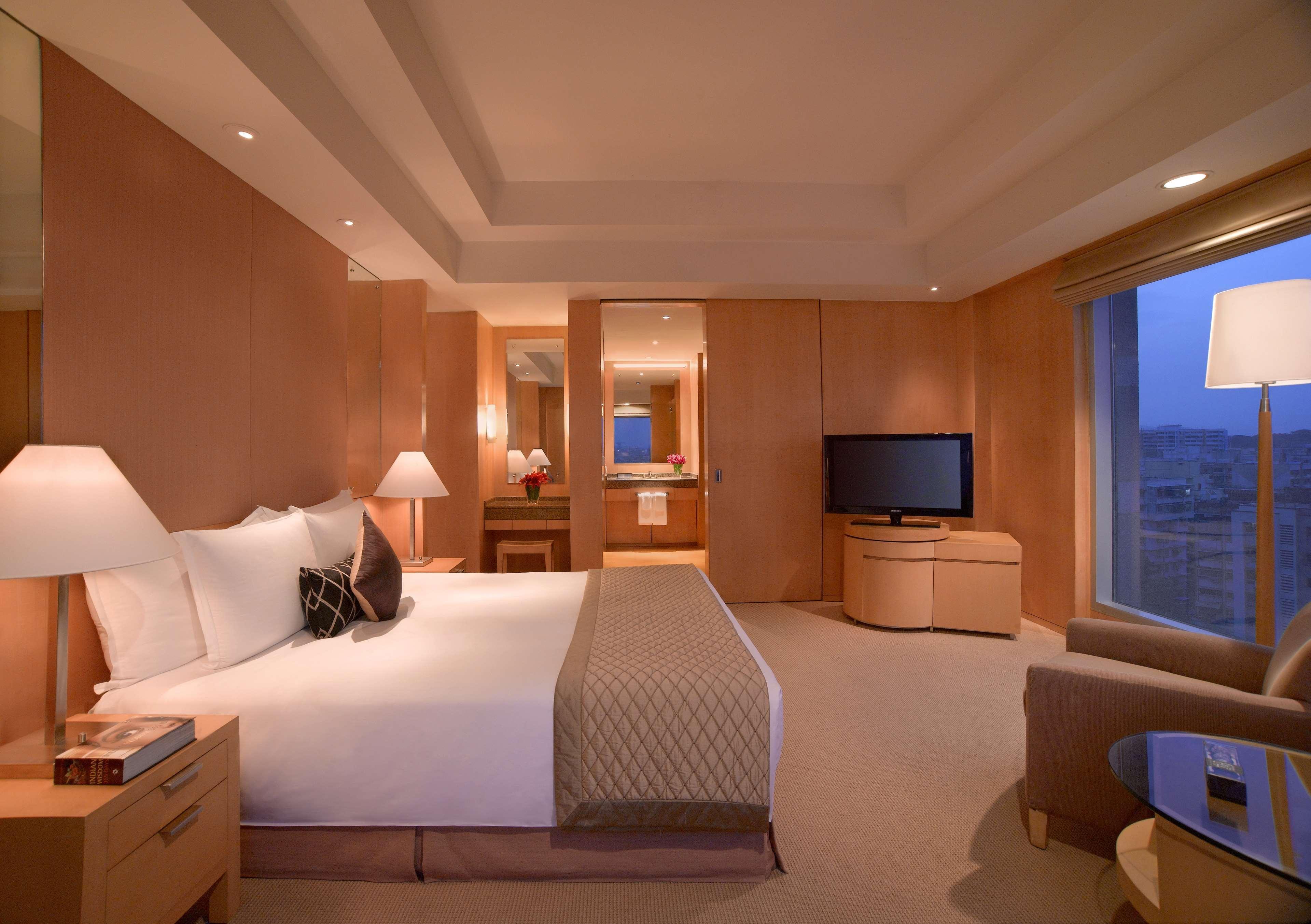 Grand Hyatt Mumbai Hotel And Residences Esterno foto A bedroom in a suite at the Mandarin Oriental, Hong Kong