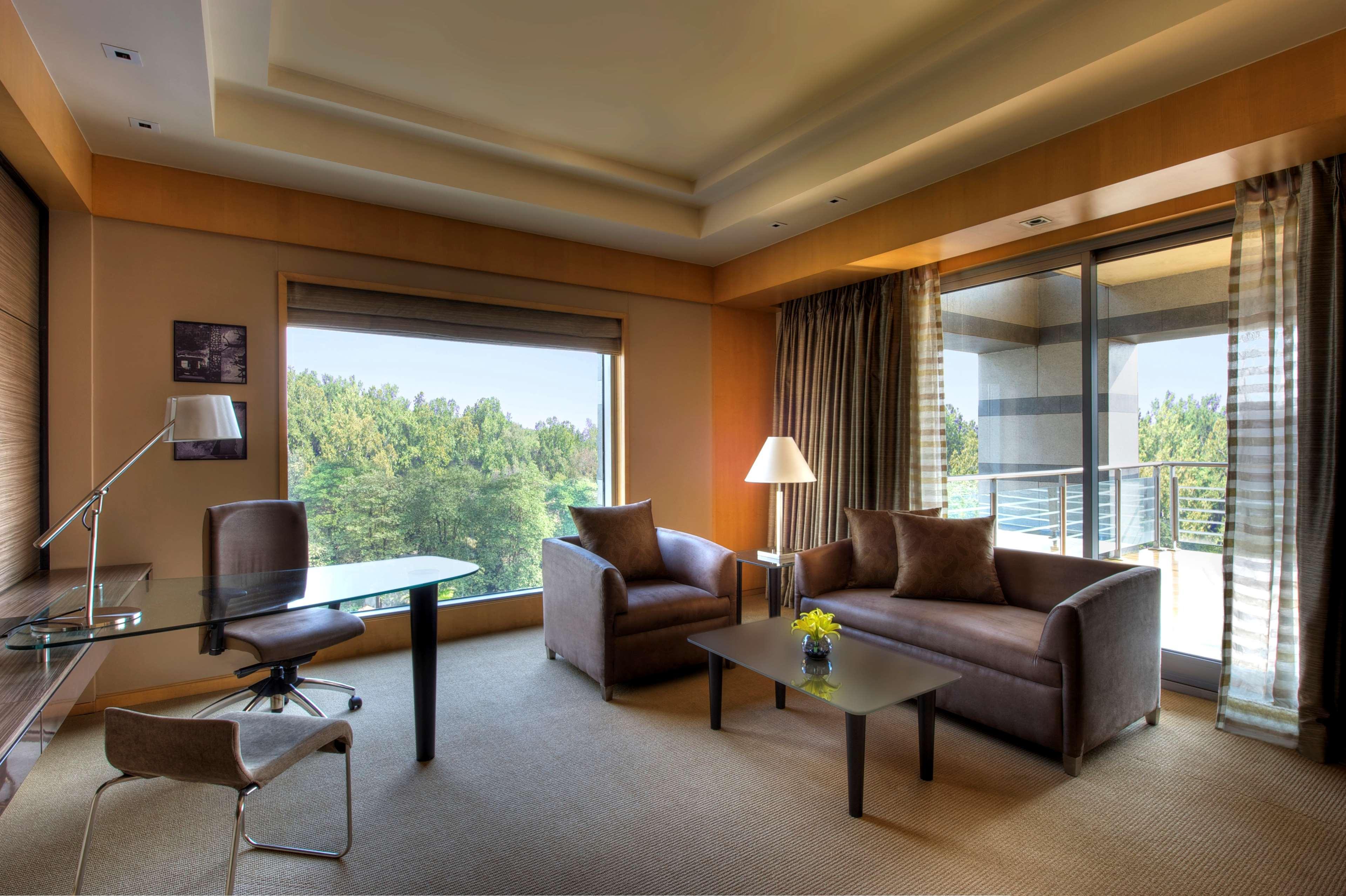 Grand Hyatt Mumbai Hotel And Residences Esterno foto A suite at the hotel