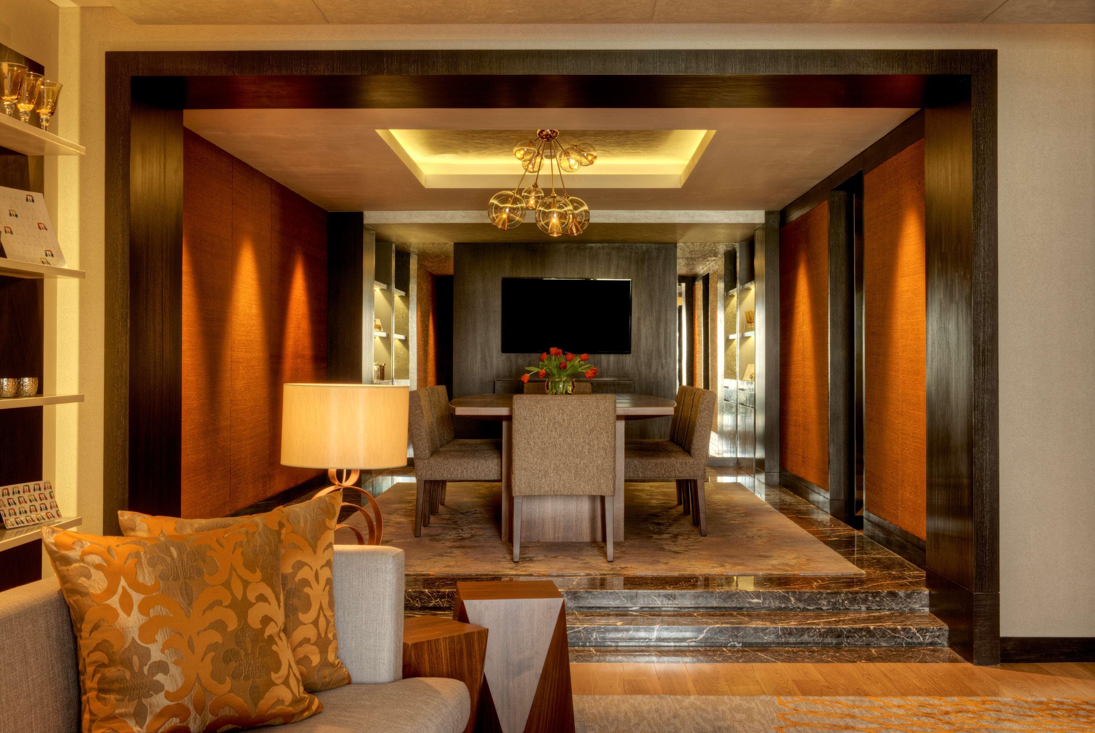 Grand Hyatt Mumbai Hotel And Residences Esterno foto The interior of a suite at the Taj Mahal Palace, Mumbai
