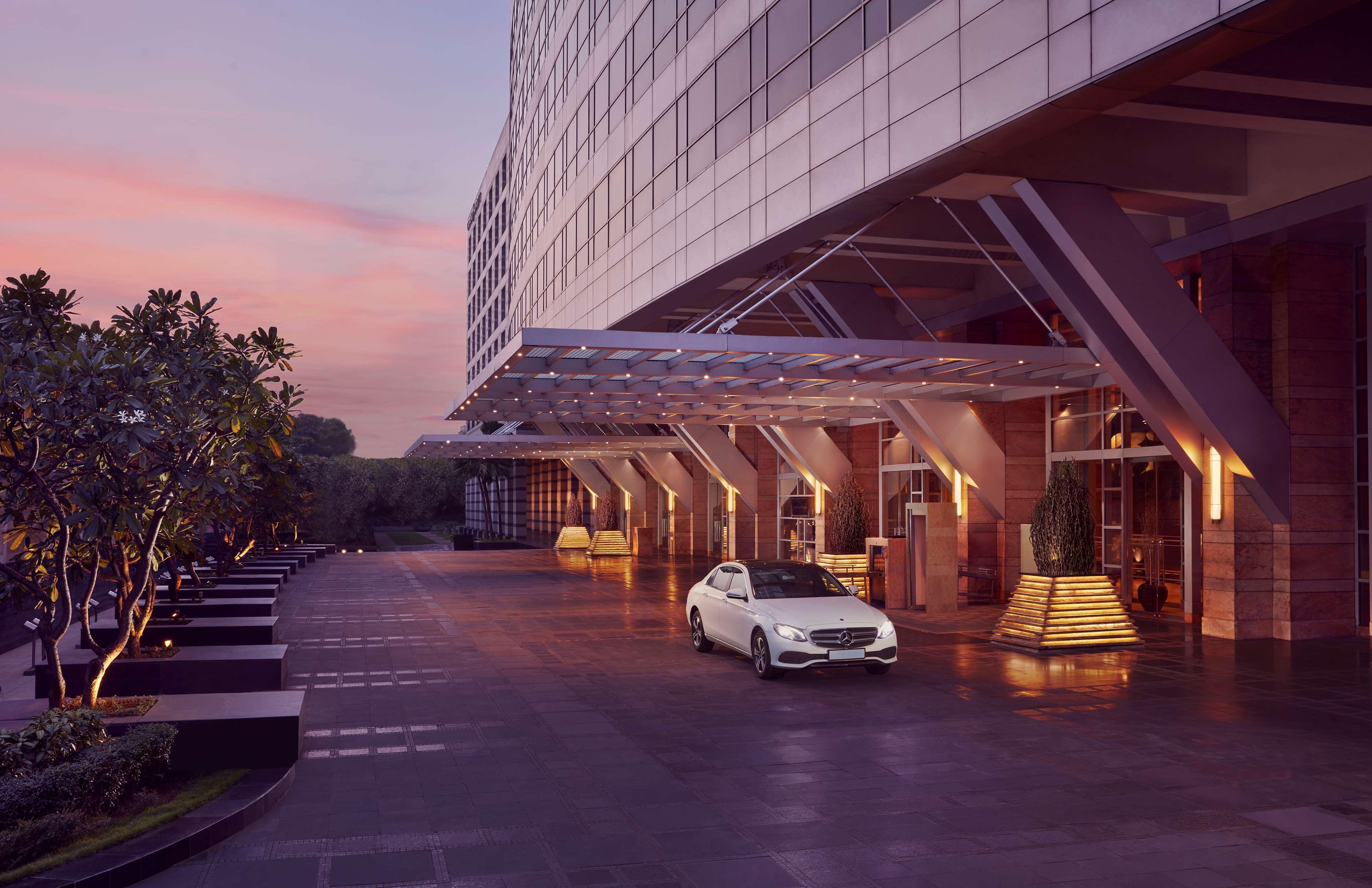 Grand Hyatt Mumbai Hotel And Residences Esterno foto The hotel's main entrance