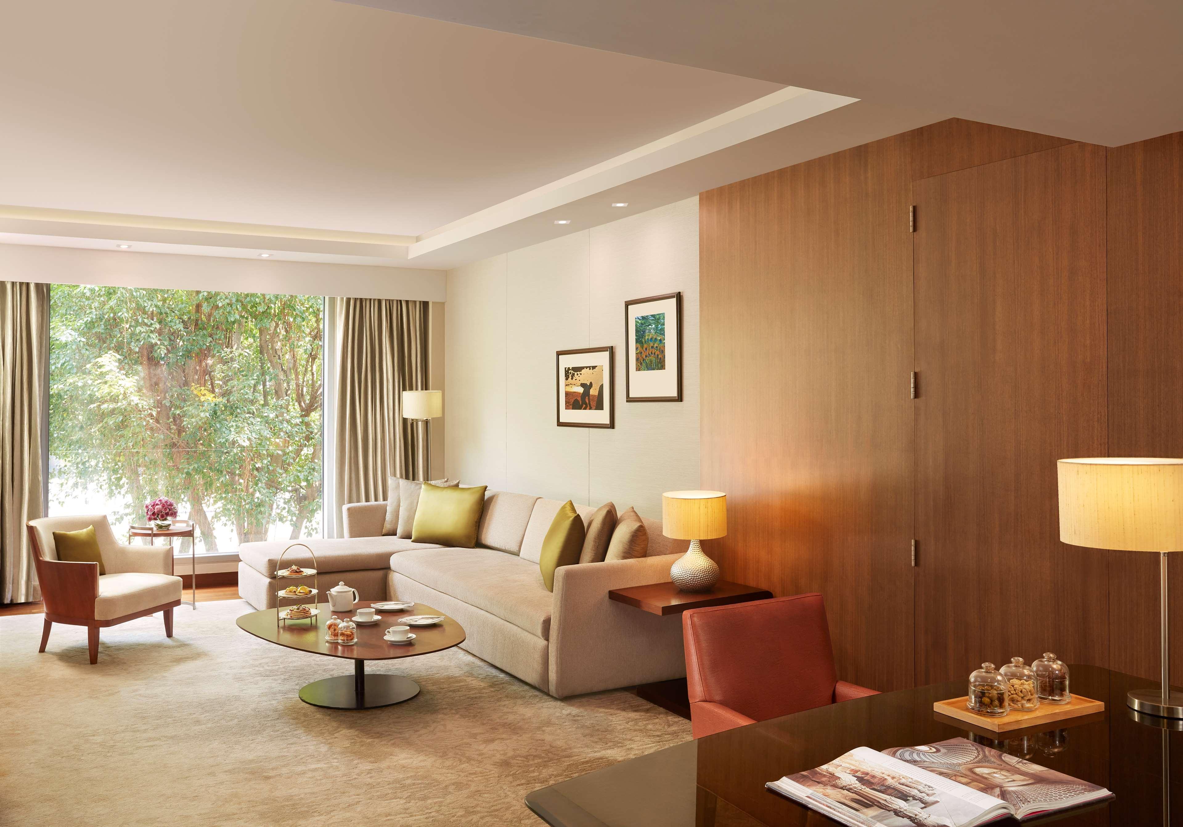 Grand Hyatt Mumbai Hotel And Residences Esterno foto A living room at the Taj Mahal Palace