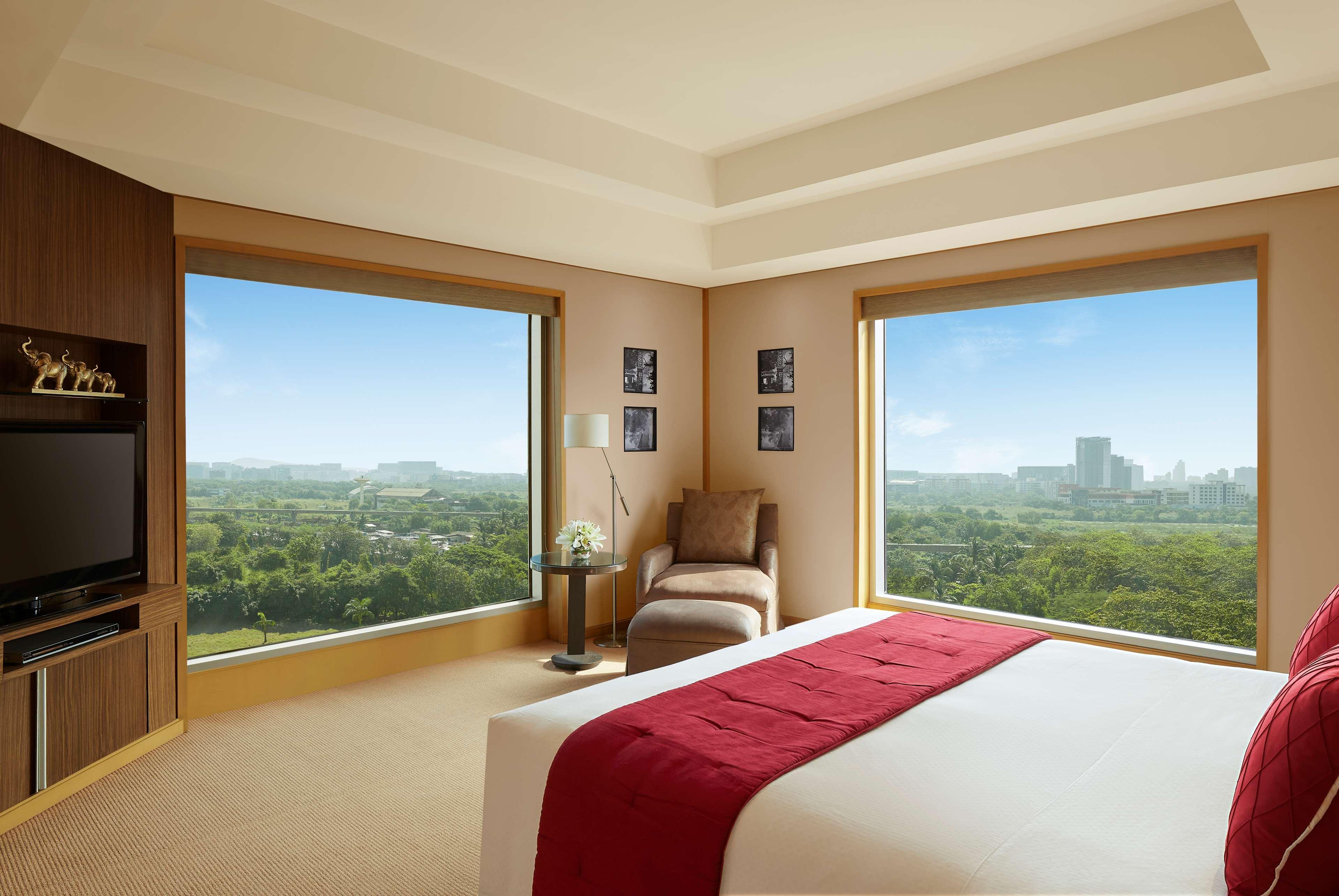 Grand Hyatt Mumbai Hotel And Residences Esterno foto A bedroom at The Oberoi, Mumbai