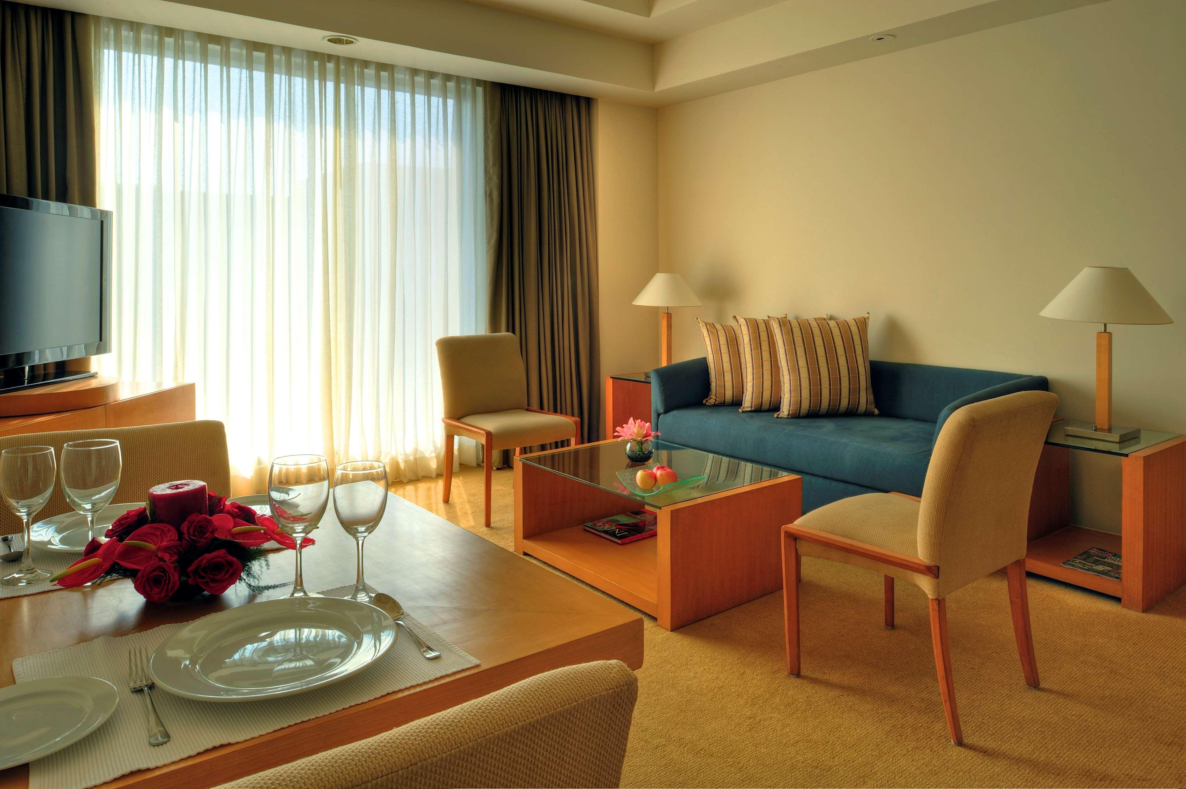 Grand Hyatt Mumbai Hotel And Residences Esterno foto A living room