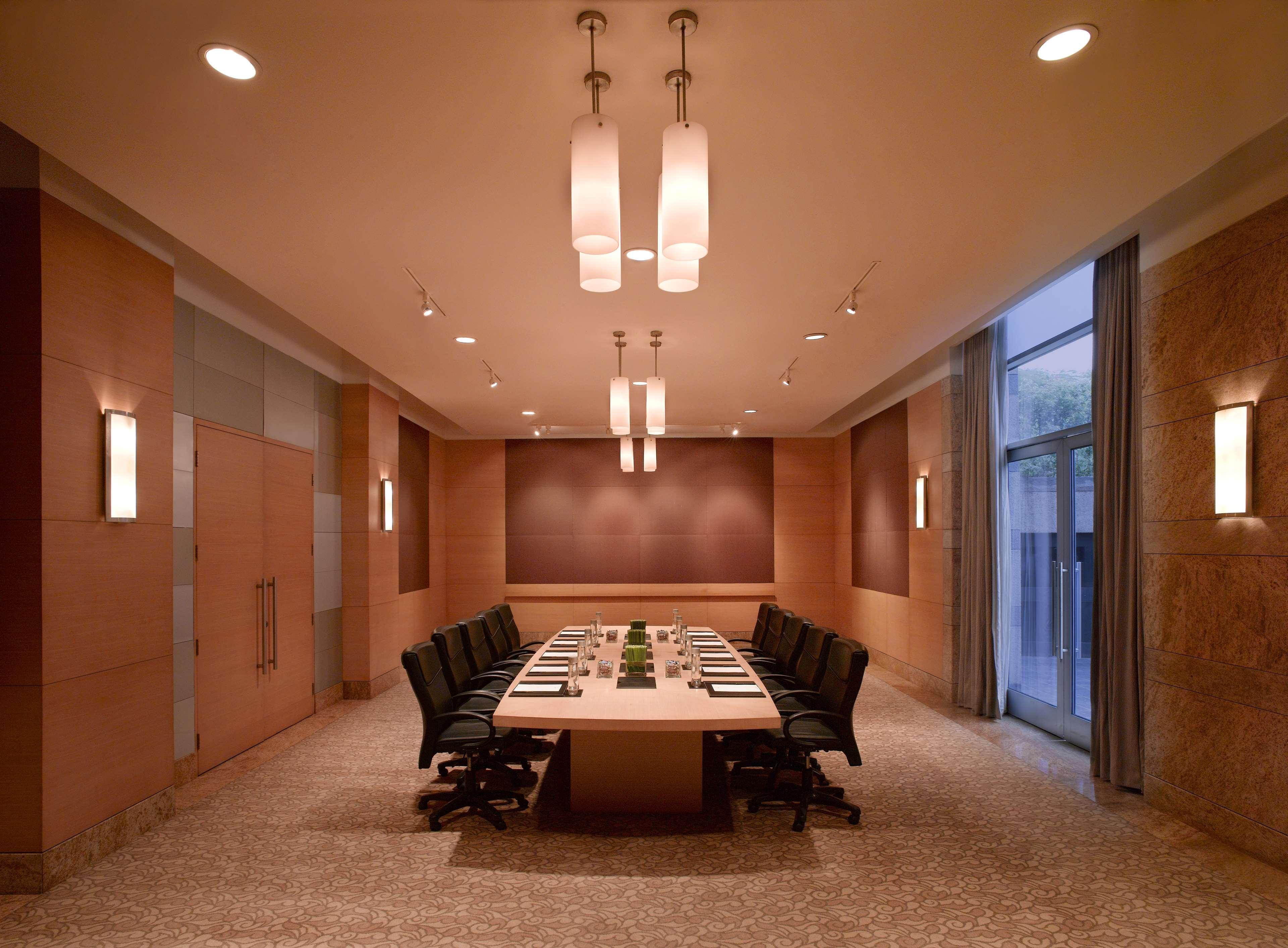 Grand Hyatt Mumbai Hotel And Residences Esterno foto A boardroom at a hotel