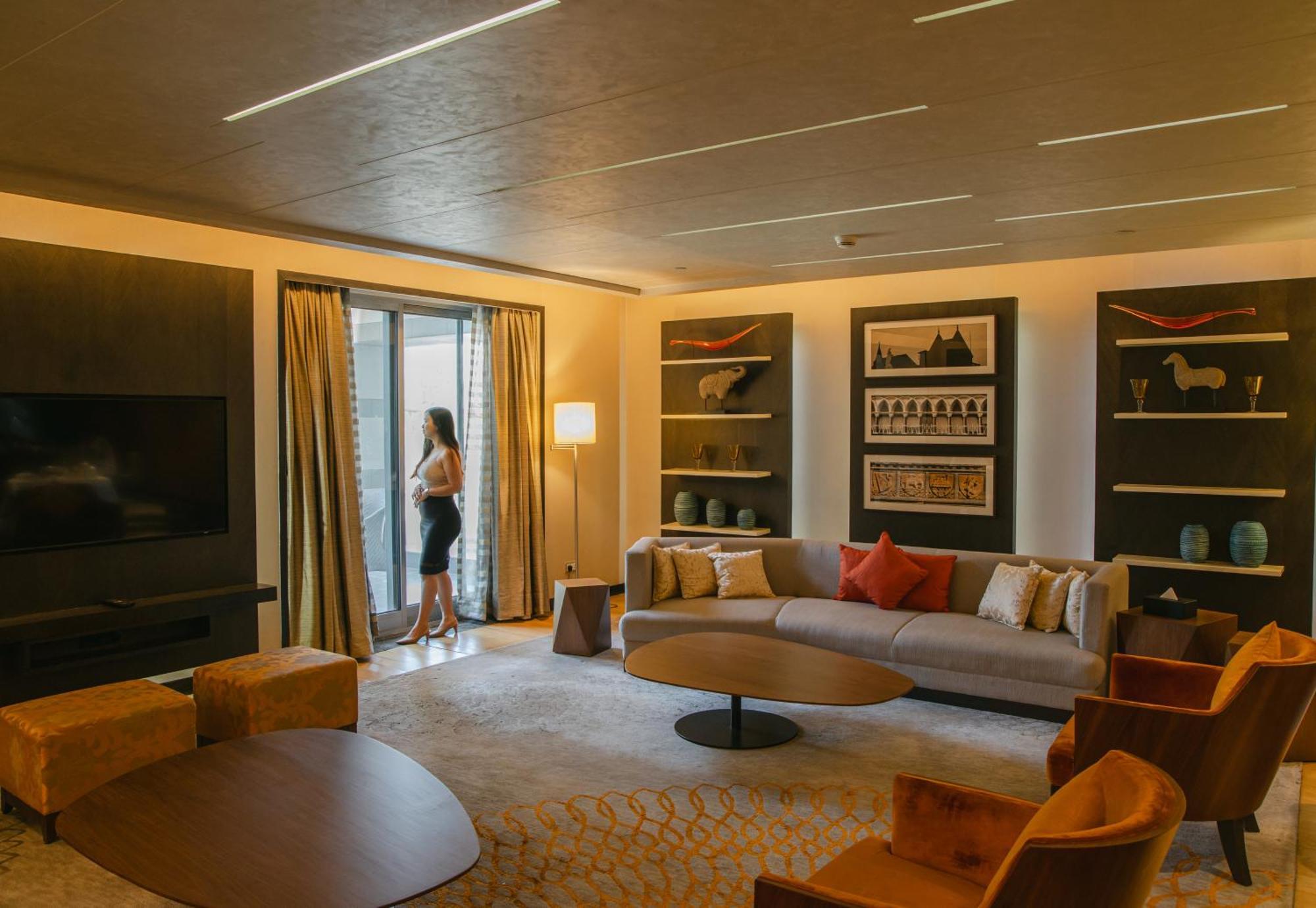 Grand Hyatt Mumbai Hotel And Residences Esterno foto A suite at the hotel