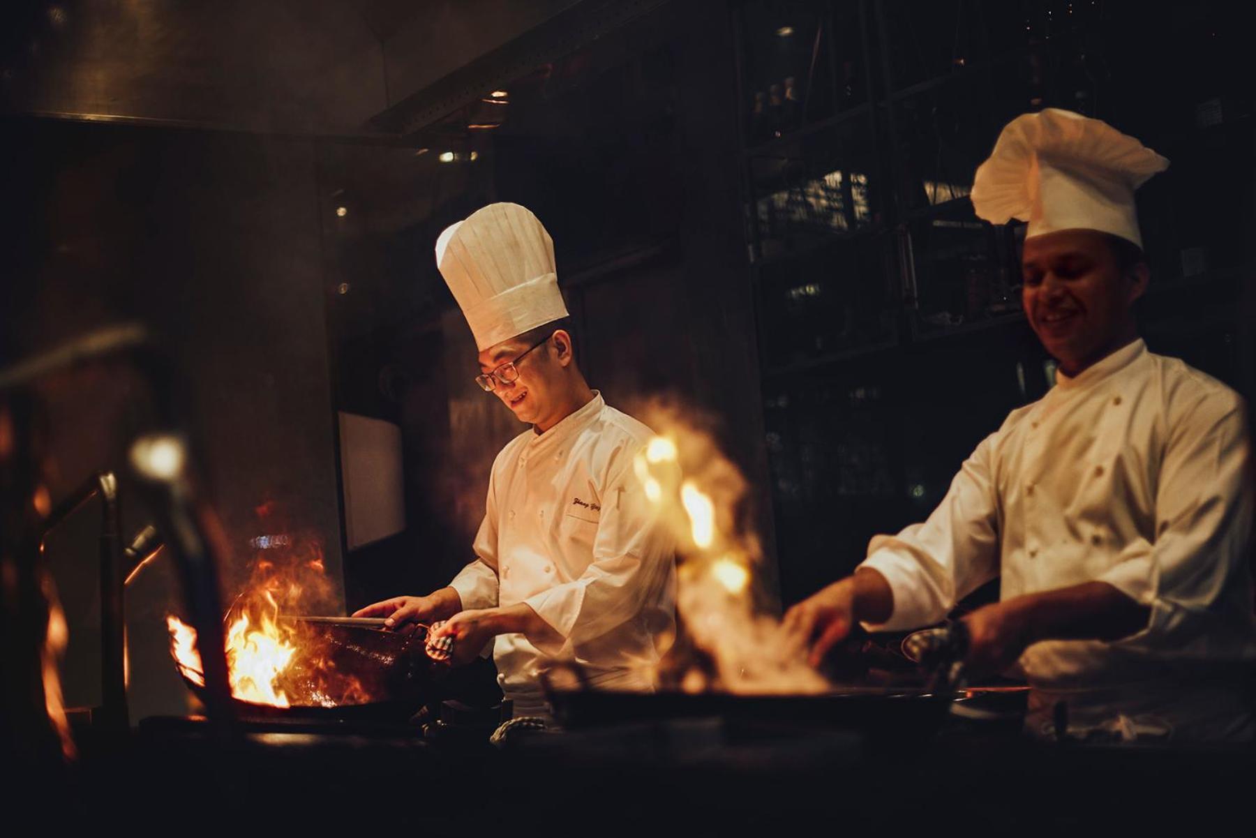 Grand Hyatt Mumbai Hotel And Residences Esterno foto Cooking with a wok