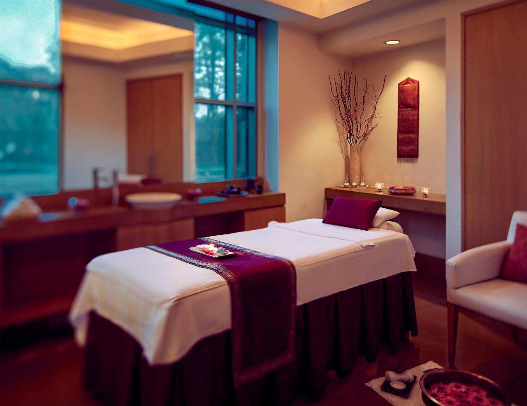 Grand Hyatt Mumbai Hotel And Residences Esterno foto A treatment room at the Four Seasons Spa