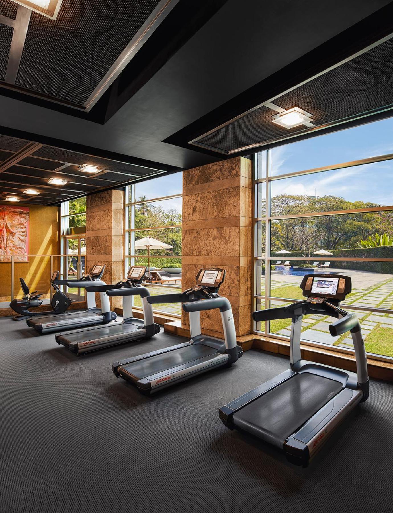 Grand Hyatt Mumbai Hotel And Residences Esterno foto The gym at the Taj Bengal
