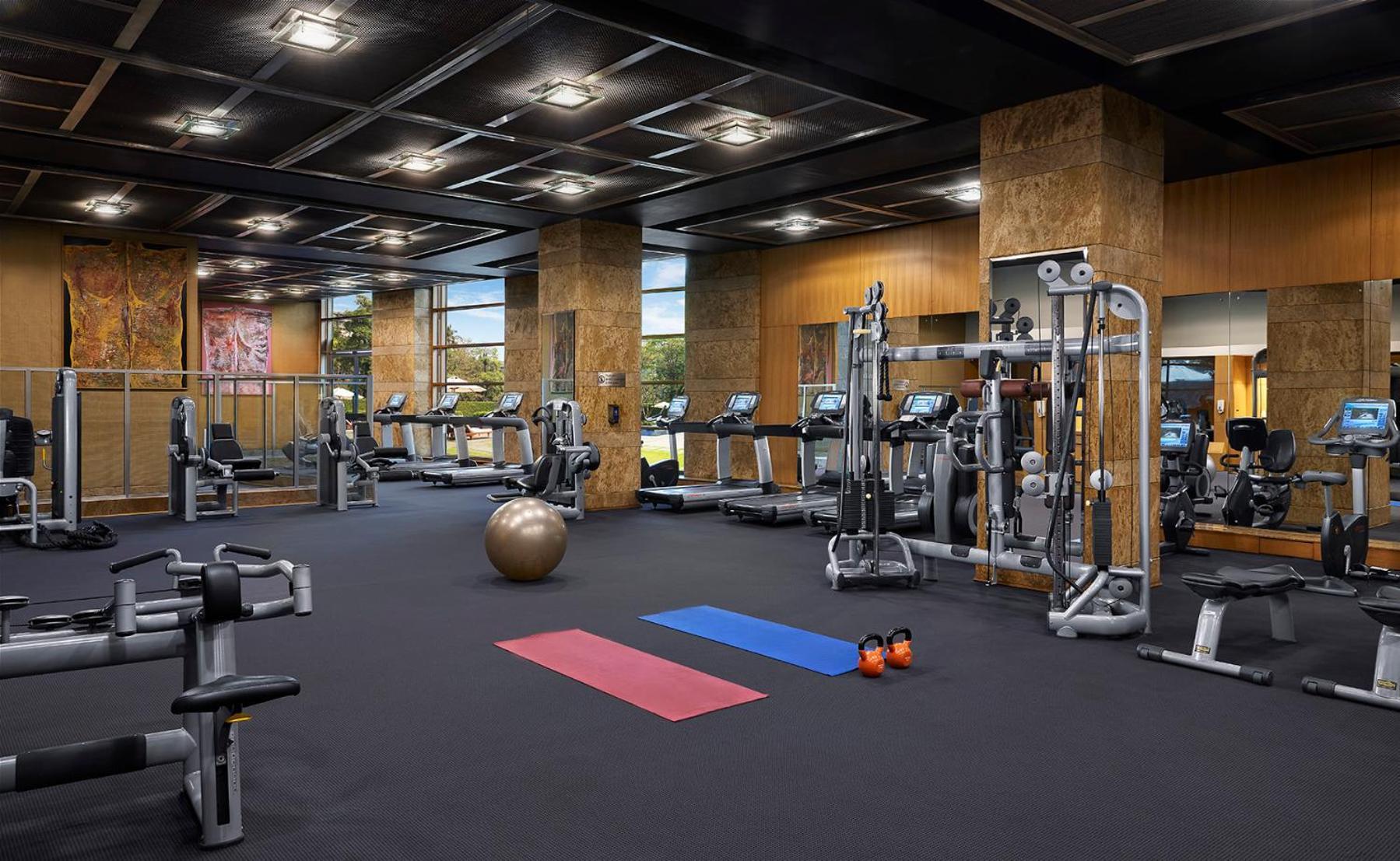 Grand Hyatt Mumbai Hotel And Residences Esterno foto The gym at The Westin