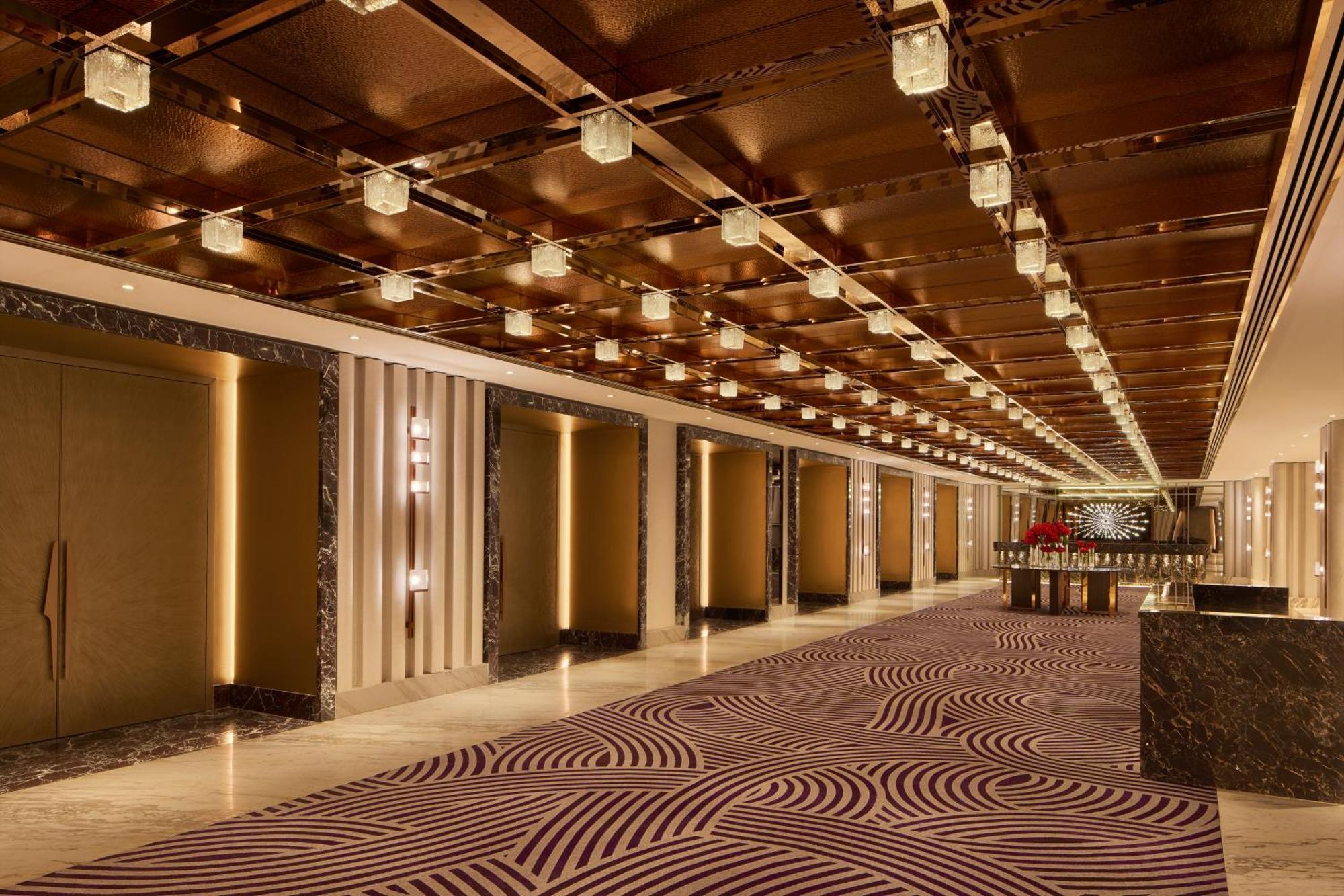 Grand Hyatt Mumbai Hotel And Residences Esterno foto The interior of the hotel