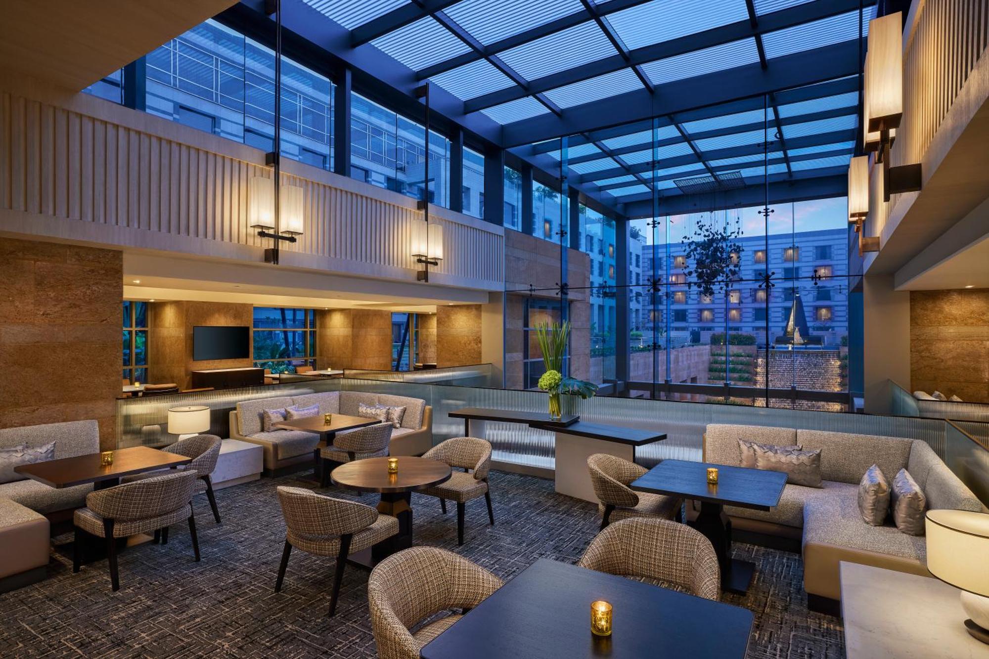 Grand Hyatt Mumbai Hotel And Residences Esterno foto The Lounge at the Westin
