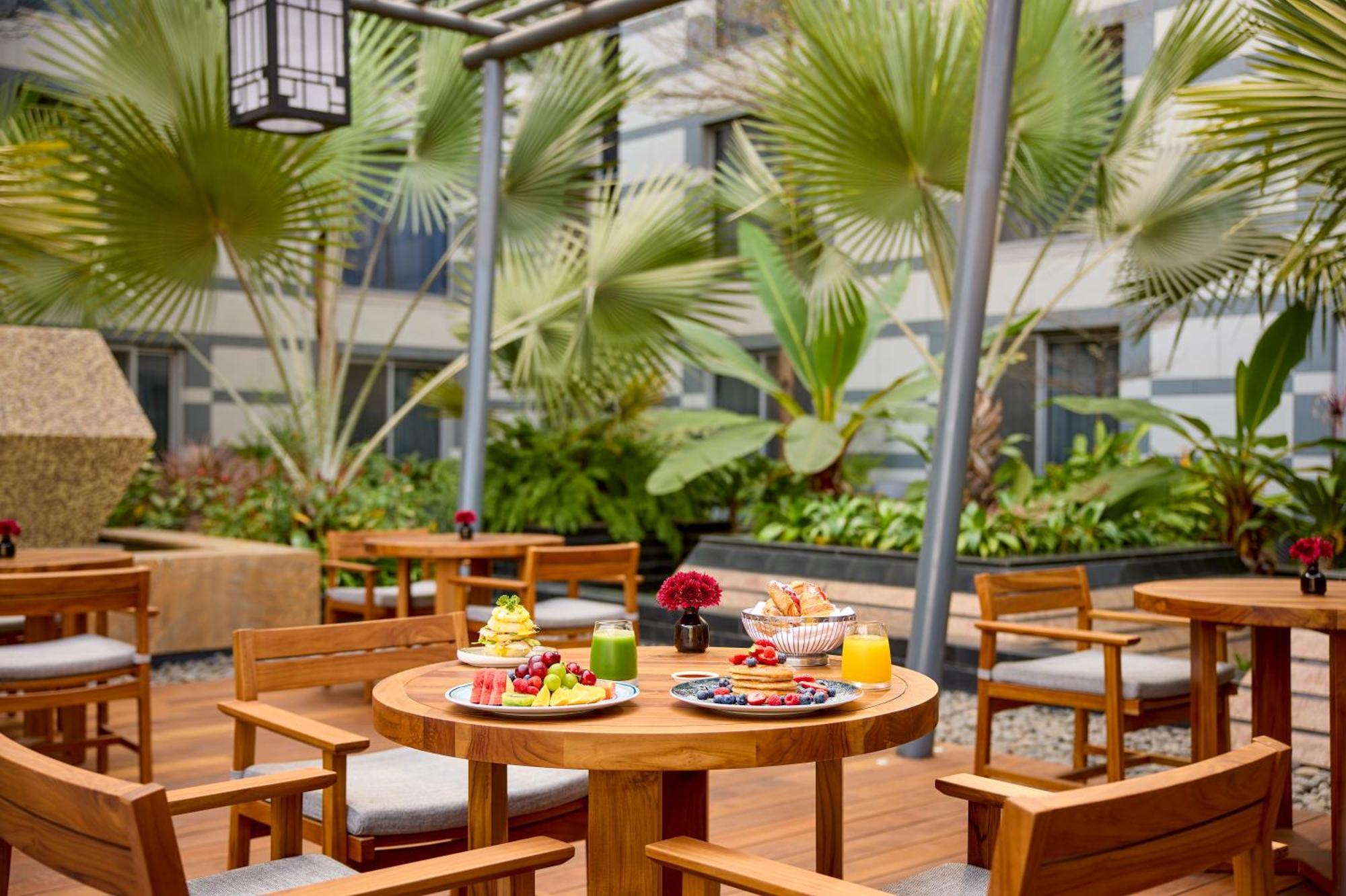 Grand Hyatt Mumbai Hotel And Residences Esterno foto The Terrace