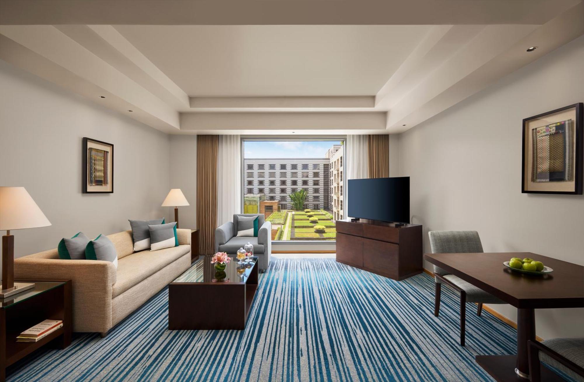 Grand Hyatt Mumbai Hotel And Residences Esterno foto Living room of a suite